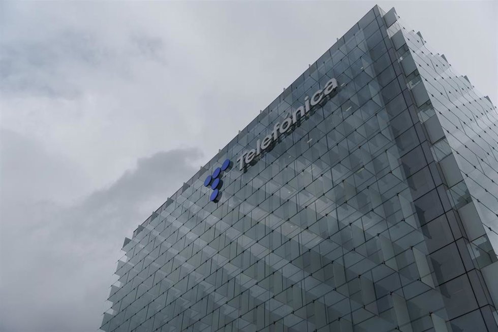 Archivo - Fachada de la sede de Telefónica