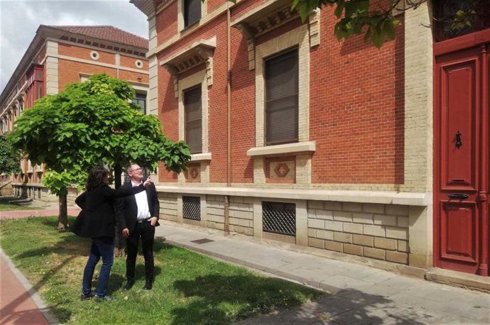 Archivo - Rubén Antoñanzas e Isabel Ilzarbe, junto a los edificios de Defensa en Logroño