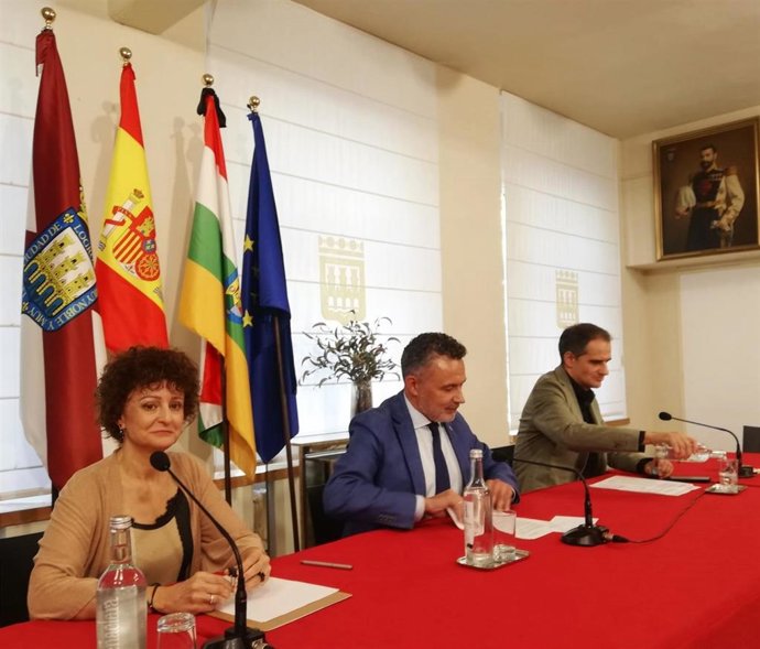 Celia Sanz, Conrado Escobar y Miguel Sáinz, en su comparecencia ante los medios de comunicación