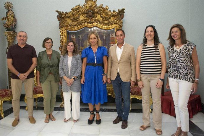 La presidenta de la Diputación de Cádiz, Almudena Martínez, recibe en el Palacio Provincial de la capital gaditana a una representación de la Asociación Red Profesional Mujeres Imparables.