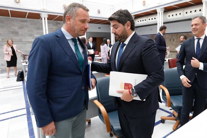 El portavoz del Grupo Parlamentario Popular, Joaquín Segado, saluda al candidato a la Presidencia de la Comunidad, Fernando López Miras