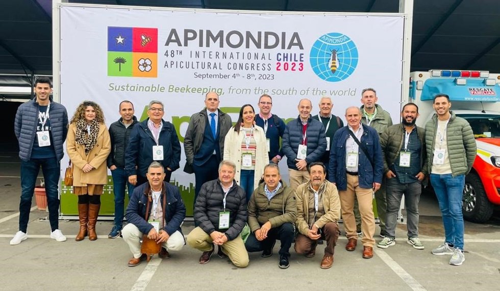 Representantes de la Diputación de Cáceres, la Cámara de Comerio y apicultores en la Feria Mundial Apimondia que se celebra en Santiado de Chile