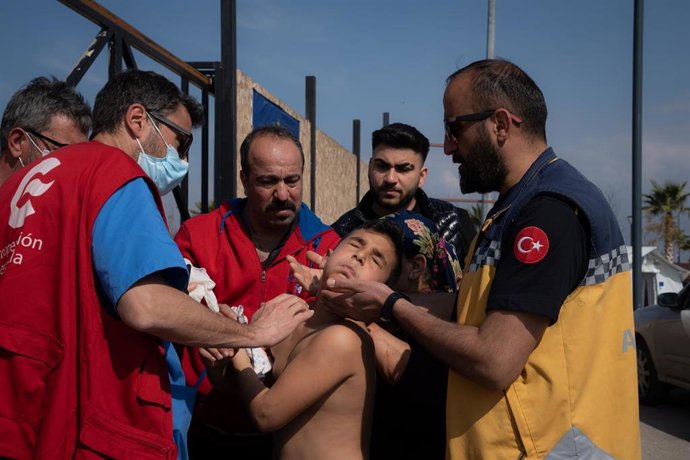 Archivo - Llegada de un niño herido frente a la puerta de entrada del hospital de campaña de la Agencia Española de Cooperación Internacional para el Desarrollo, a 23 de febrero de 2023, en Iskenderun, Turquía (España)