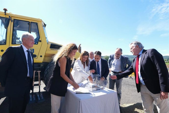 La delegada del Gobierno, Ainoa Quiñones, y la presidenta de Cantabria, María José Sáenz de Buruaga (segunda y tercera por la izda, respectivamente) en el acto de puesta de la primera piedra del centro logístico de La Pasiega