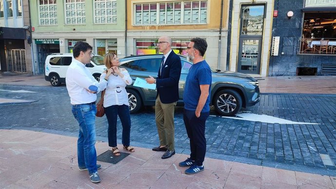 Miembros del Grupo Municipal Socialista de Oviedo en el parking de La Escandalera.