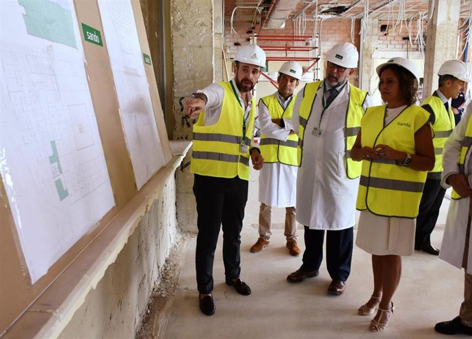 La consejera de Salud y Consumo de la Junta de Andalucía, Catalina García, visita las obras del nuevo hospital de día para pacientes de Oncohematología del Hospital Clínico Universitario Virgen de la Victoria de Málaga.