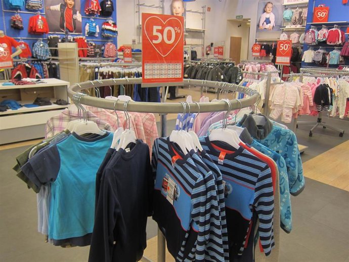 Archivo - Imagen de una tienda de ropa.