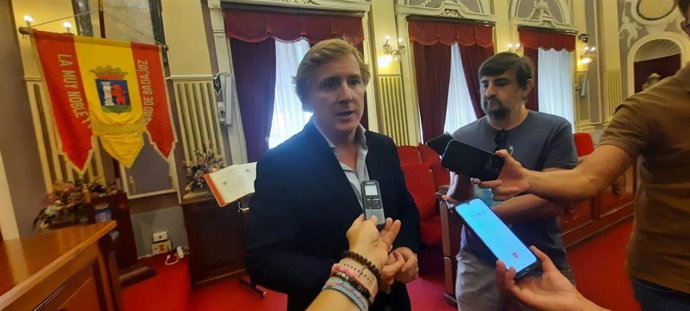 El alcalde de Badajoz, Ignacio Gragera, atiende a los medios