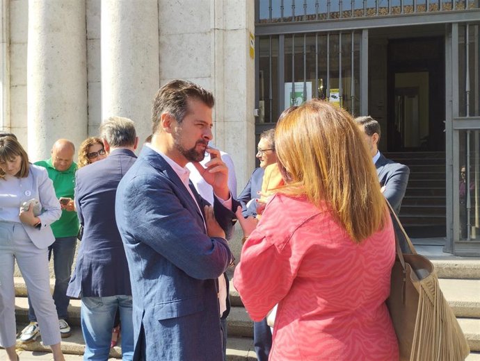 El secretario de los socialistas de Castilla y León, Luis Tudanca, de perfil ante la Audiencia de Valladolid.