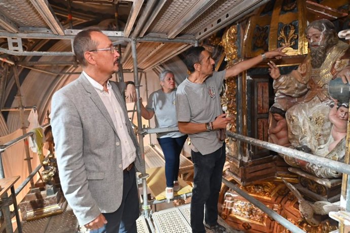 Visita del delegado de Cultura a los trabajos en el retablo del Monasterio de las Comendadoras.