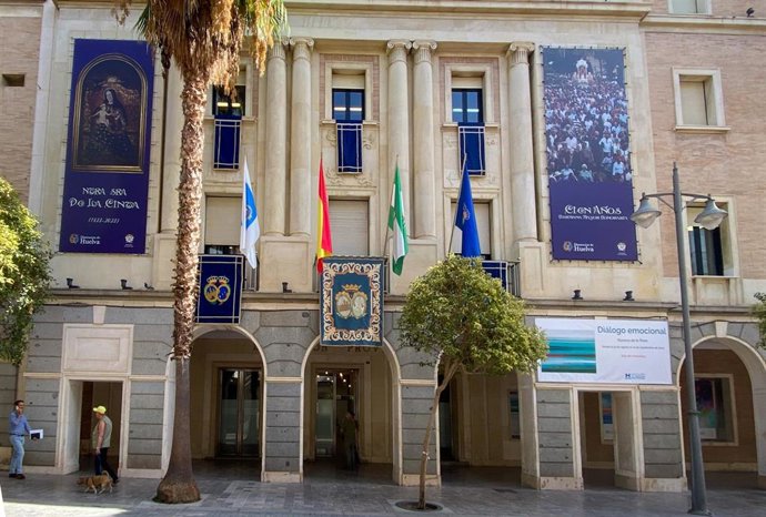 Balcones de la Diputación de Huelva engalanados para recibir a la Virgen de la Cinta durante su procesión.