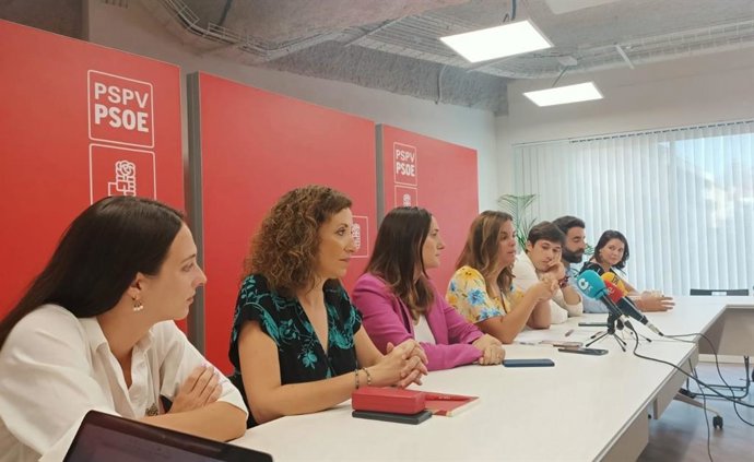 Imagen de los concejales del PSPV-PSOE en el Ayuntamiento de Valncia durante su comparecencia ante los medios de comunicación.