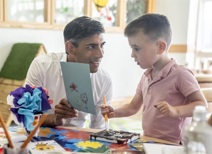 El primer ministro de Reino Unido, Rishi Sunak, visita una guardería