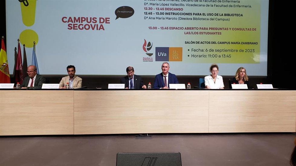 Las autoridades institucionales y académicas, durante el acto de inauguración.
