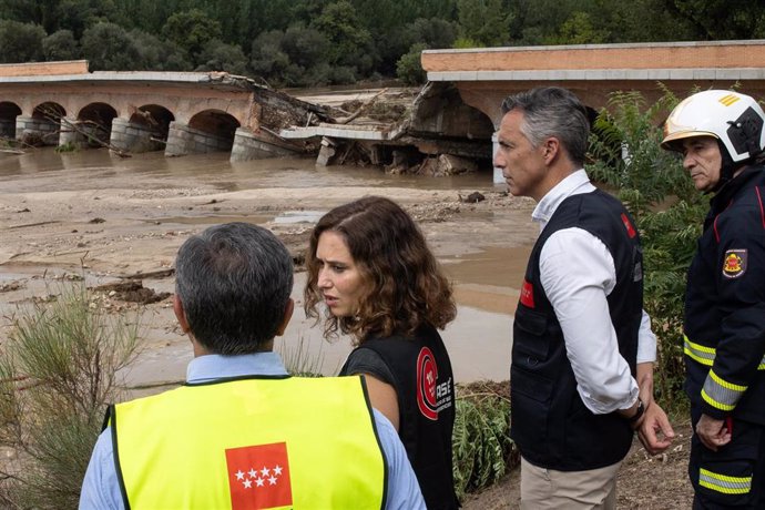 La presidenta de la Comunidad de Madrid, Isabel Díaz Ayuso junto a Carlos Novillo, durante una visita al municipio de Aldea del Fresno, uno de los más afectados por la depresión aislada en niveles altos (DANA), a 4 de septiembre de 2023