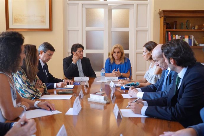 La vicealcaldesa, delegada de Seguridad y Emergencias y portavoz del Ayuntamiento de Madrid, Inma Sanz, ha visitado este miércoles la Junta Municipal de Hortaleza