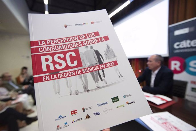 Presentación de estudio 'La percepción de los consumidores sobre la RSC en la Región de Murcia en 2023', elaborado por la Cátedra de RSC de la Universidad de Murcia y el Colegio Oficial de Economistas de la Región