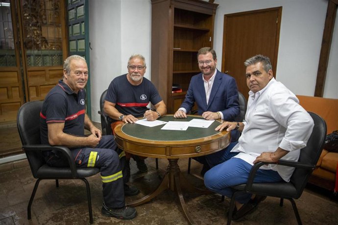 El presidente del Consorcio Provincial de Prevención y Extinción de Incendios de la Diputación de Córdoba, Antonio Martín (segundo por la dcha.), en la firma del convenio con el Club Deportivo Trotallamas.
