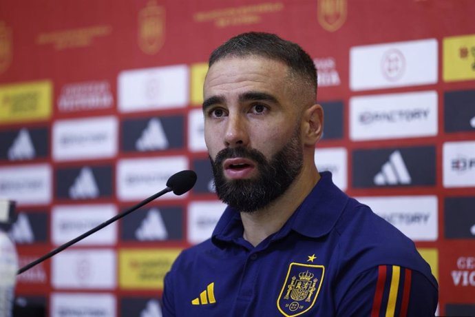 Dani Carvajal atiende a los medios durante una concentración de la selección española.