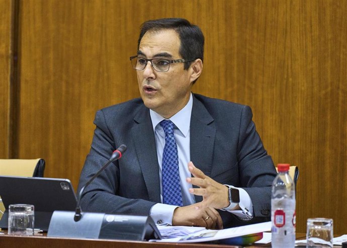 El consejero de Justicia, Administración Local y Función Pública, José Antonio Nieto, en comisión parlamentaria.