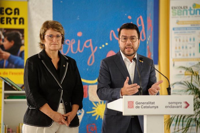 La consellera Anna Simó y el presidente Pere Aragons en el acto de inauguración del curso escolar 2023-2024 en la escuela Merc Rodoreda de Barcelona