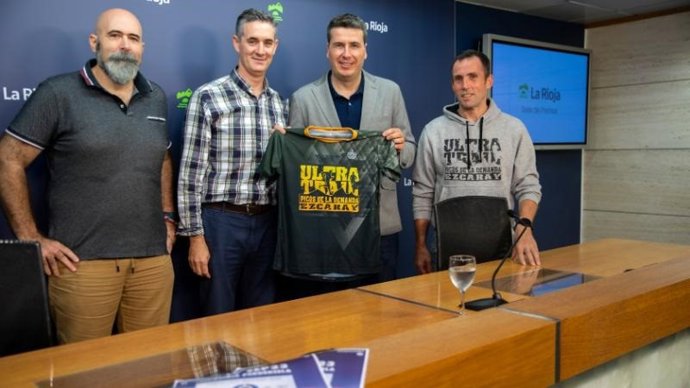 El director general de Deporte y Juventud, Diego Azcona; el alcalde de Ezcaray, Diego Bengoa; el director de la prueb, Marco Valgañón; y el responsable del circuito oficial 'La Rioja Mountain Races', Alberto Hernando