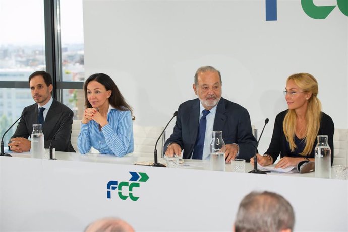 Archivo - Carlos Slim junto a Esther Koplowitz (izquierda) y Esther Alcocer Koplowitz (derecha)