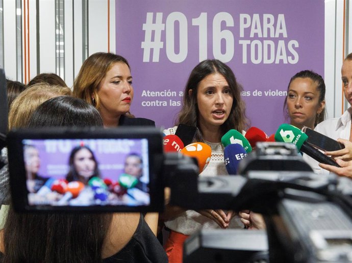 La ministra de Igualdad en funciones, Irene Montero, ofrece declaraciones, durante su visita a las instalaciones del 016.