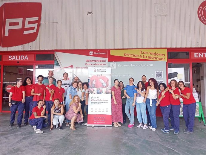 Plasticosur repartirá este jueves pulseras de tela que recuerdan el apoyo que se ha de prestar a los enfermos y familiares.