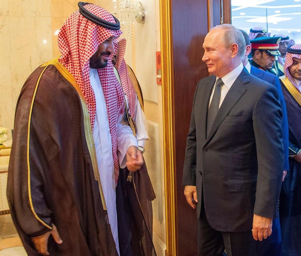 Archivo - El príncipe heredero de Arabia Saudí, Mohamed bin Salmán, junto al presidente de Rusia, Vladimir Putin