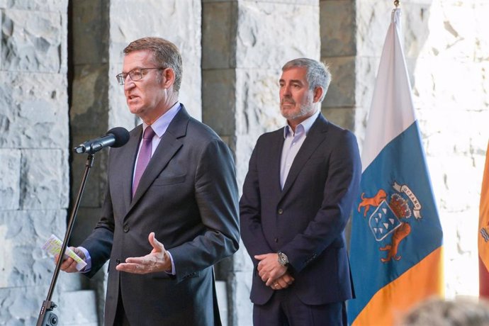 El presidente nacional del PP y candidato a la presidencia del Gobierno, Alberto Núñez Feijóo, durante una rueda de prensa tras su reunión con el presidente del Gobierno de Canarias y líder de Coalición Canaria (CC), en la sede de la Presidencia de Sant