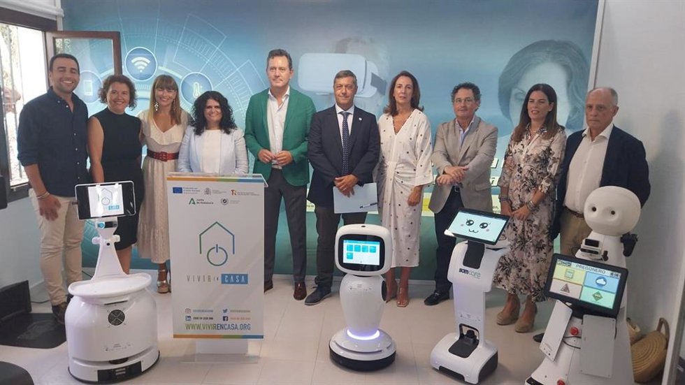 El Social Living Lab es un espacio de demostración y ensayo para investigar, formar e implementar en entornos reales de personas mayores, en situación de dependencia un modelo de intervención integral, flexible y personalizado.