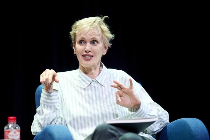 La novelista, ensayista y poeta Siri Hustvedt en la rueda de prensa que ha ofrecido hoy en la UIMP, previa a su investidura mañana como 'doctora honoris causa' de esta Universidad.