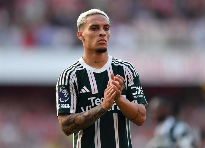 El extremo del Manchester United Antony aplaude a sus aficionados después de perder ante el Arsenal. 