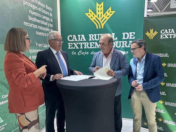 Caja Rural renueva su colaboración con el Salón Ovino de Castuera
