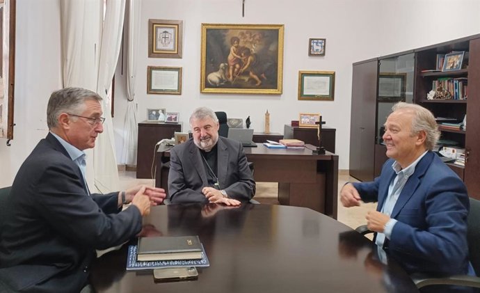 El consejero de Medio Ambiente y Turismo, Manuel Blasco, y el director general de Turismo, Jorge Moncada, se han entrevistado con el arzobispo de Zaragoza, Carlos Manuel Escribano.