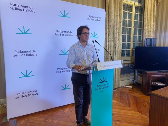 El portavoz parlamentario del PSIB, Iago Negueruela, en rueda de prensa tras la junta de portavoces en el Parlament.