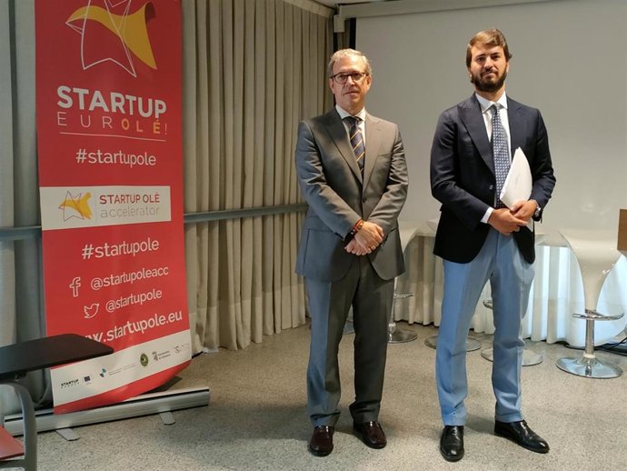 El viceprensidente de la Junta de CyL, Juan garcía-Gallardo (d), y el consejero Mariano Veganzones (i) en Startup Olé en Salamanca