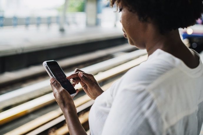 Archivo - Mujer con un teléfono móvil