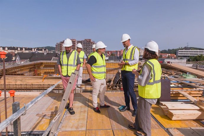 El alcalde, Javier López Estrada, y la concejala Patricia Portilla visitan las obras de la Tecnoteca