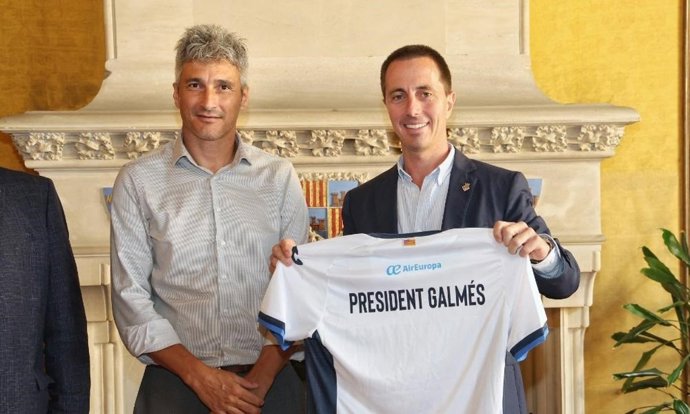 El presidente del Consell de Mallorca, Lloren Galmés, junto al director general del CD Atltic Balears, Guillermo Pisano.