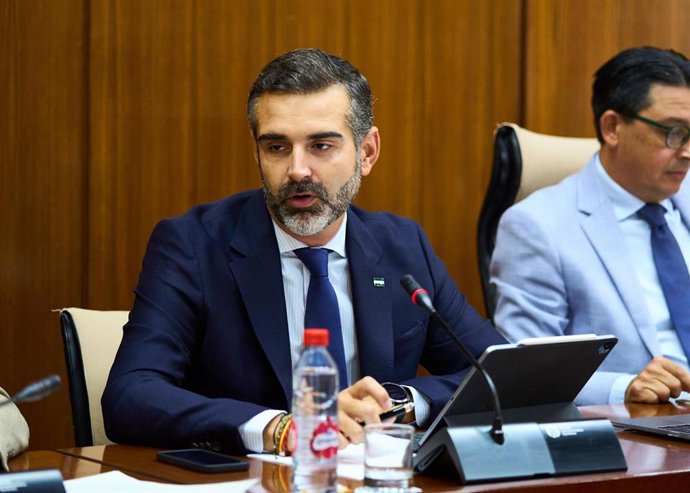 El consejero de Sostenibilidad, Medio Ambiente y Economía Azul, Ramón Fernández-Pacheco, en comisión parlamentaria