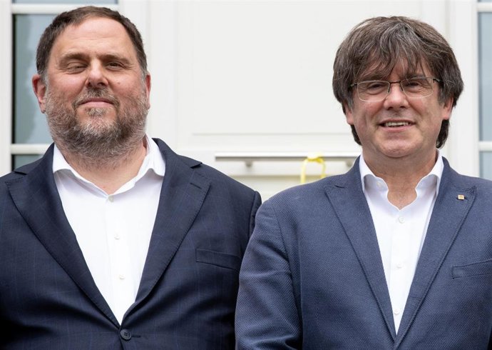 Archivo - El exvicepresidente y líder de ERC, Oriol Junqueras (i), y el expresidente de la Generalitat y líder de Junts, Carles Puigdemont, en el momento de su reencuentro en la vivienda de Puigdemont en Waterloo, a 7 de julio de 2021, en Waterloo, (Bél