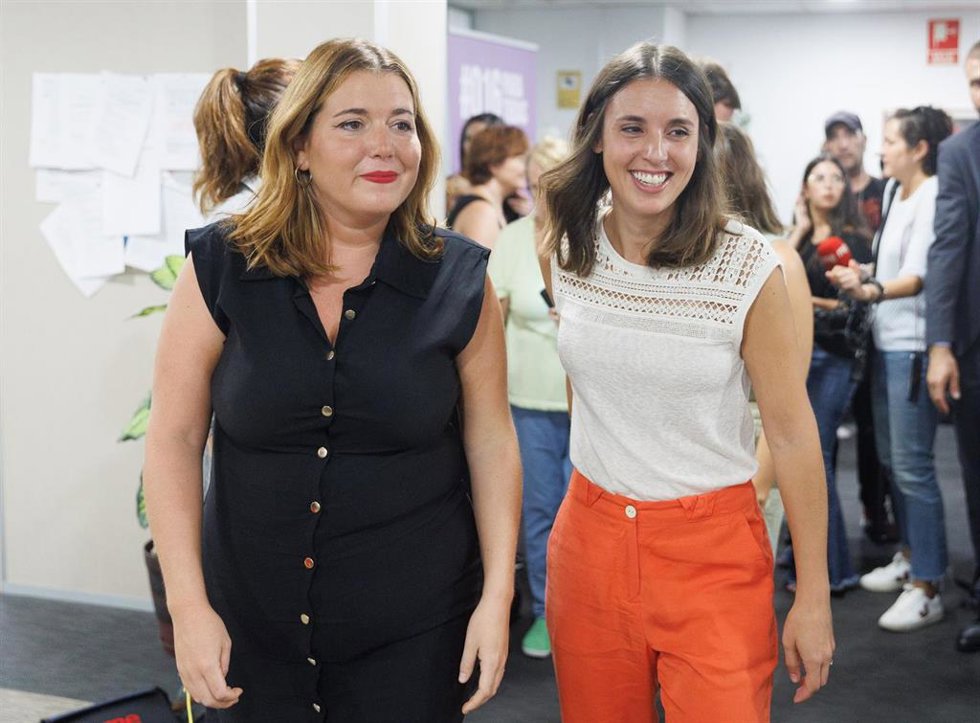 La secretaria de Estado de Igualdad y contra la Violencia de Género, Ángela Rodríguez, y  la ministra de Igualdad en funciones, Irene Montero, a su llegada a las instalaciones del 016.