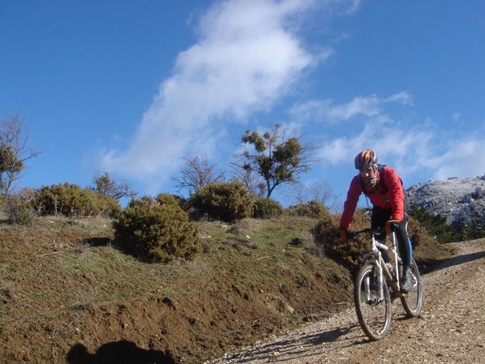 Archivo - Un ciclista por la provincia de Málaga, foto de recurso