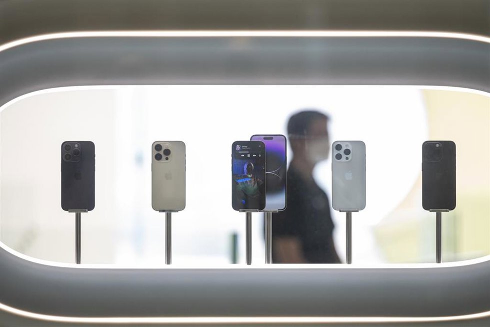 Archivo - Modelos de iPhone 14 en una Apple store