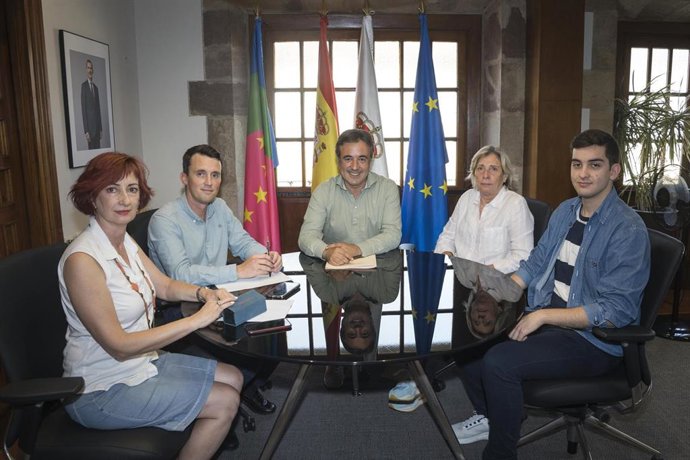 Reunión del alcalde de Camargo, Diego Movellán, con representantes de la Junta Vecinal de Escobedo