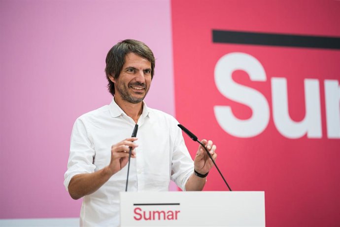El portavoz de Sumar, Ernest Urtasun, ofrece una rueda de prensa, en el Espacio Larra, a 28 de agosto de 2023, en Madrid (España).   