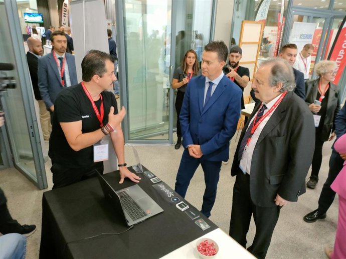 El ministro de Industria, Héctor Gómez (c), en su visita a 'Startupp Olé' en Salamanca