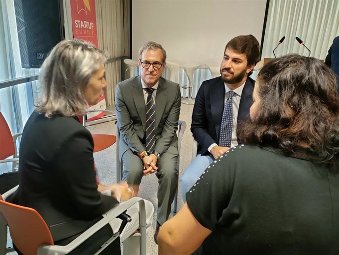 El vicepresidente de la Junta, Juan García-Gallardo (d), junto al consejero Mariano Veganzones (i), en una reunión en Startup Olé en Salamanca